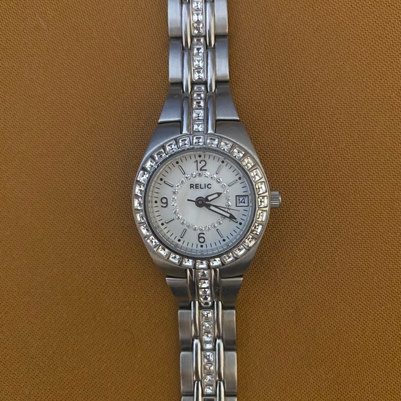Women’s Diamond faced fossil watch - Picture 2 of 3